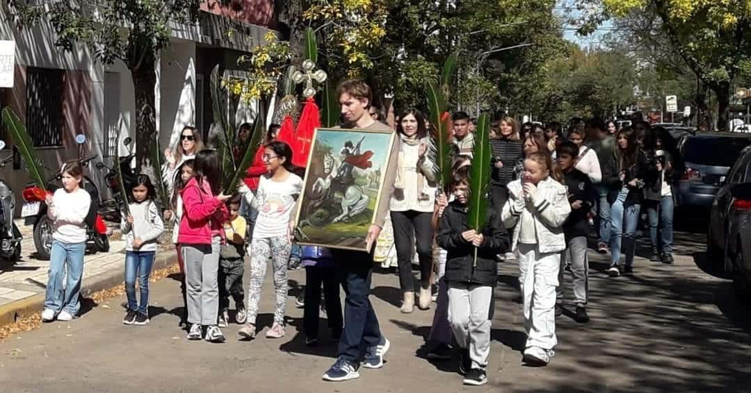 La procesión de San Jorge convocó a cientos de vecinos que marcharon con la imagen del santo por las calles de Pergamino