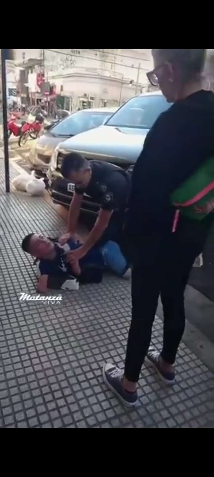 No tiene manos ni piernas y vende medias en las calles de San Isidro: La policía lo detuvo brutalmente