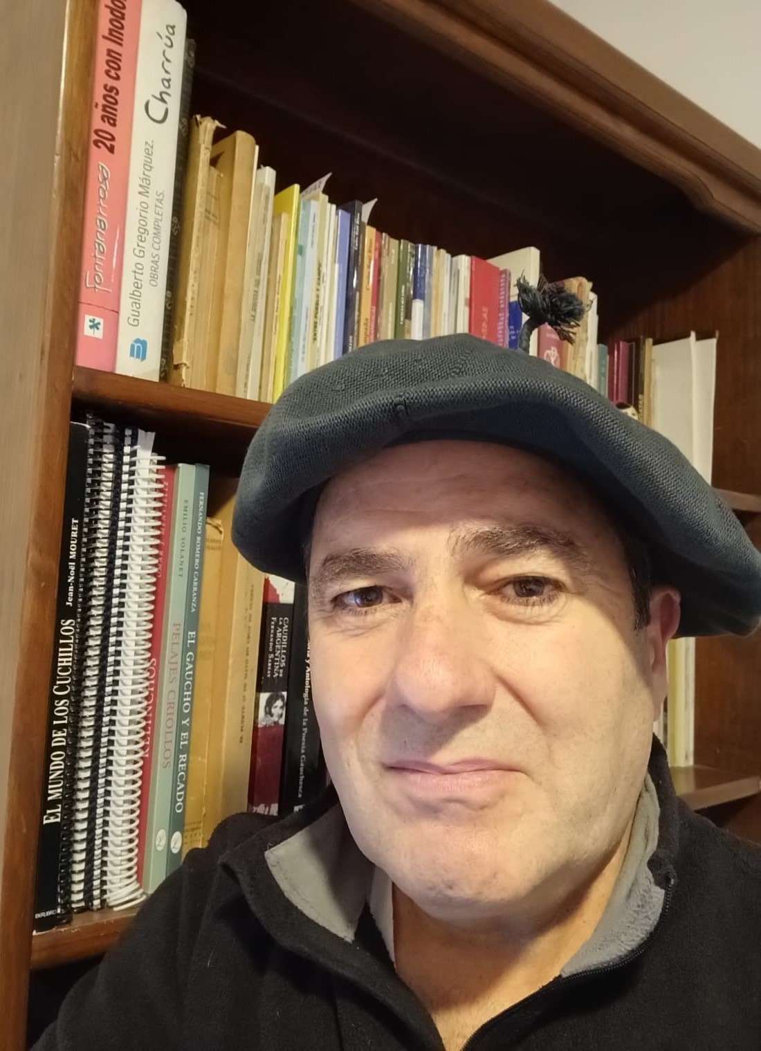 ¿Quién es Alejandro Abriola?: el autor veinticinqueño que tuvo un lugar en los festejos patrios para presentar su libro