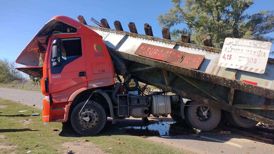 Video: Camión se llevó puesto un puente sobre ruta 41 y perjudicó al tren turístico de  Mercedes-Jofré