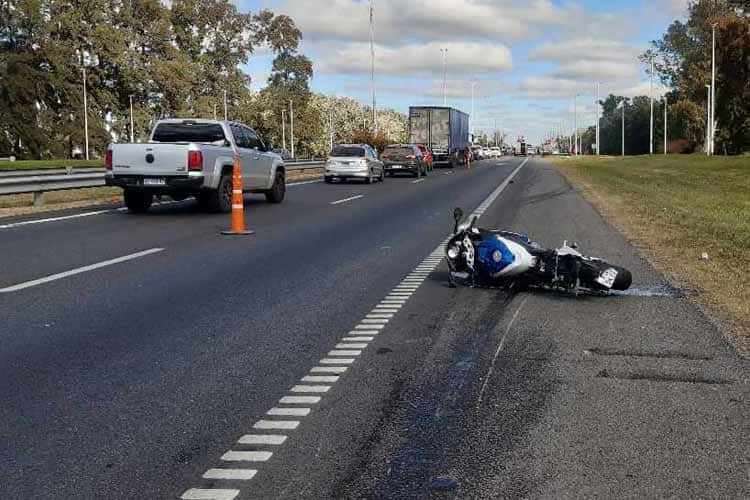 Choque: Sindicalista se incrustó con su moto en un auto y murió en el acto en Autopista Ezeiza Cañuelas