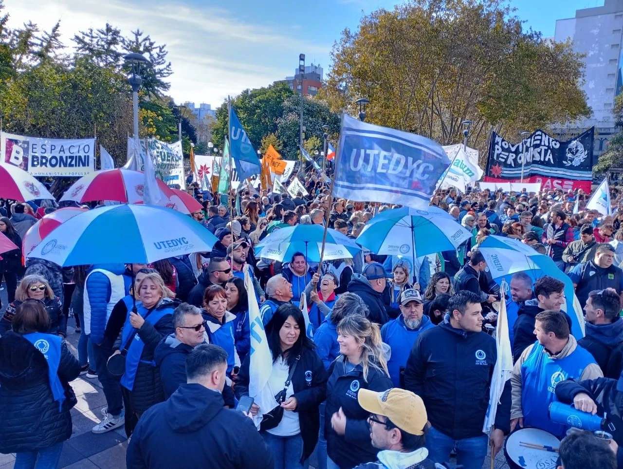 Tensión en la movilización por el Día del Trabajador en Mar del Plata: Divergencias y reclamos entre distintas columnas
