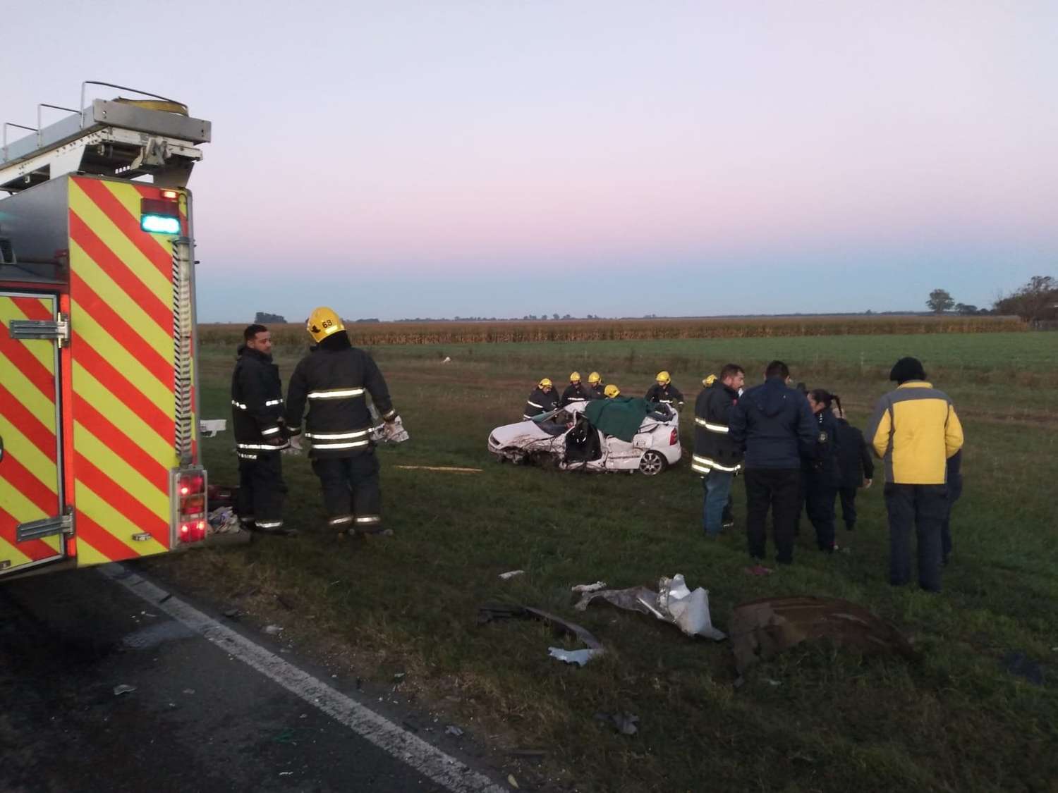 Accidente fatal en Ruta 188: fallecieron dos menores y los Bomberos debieron cortar el auto para liberar al conductor
