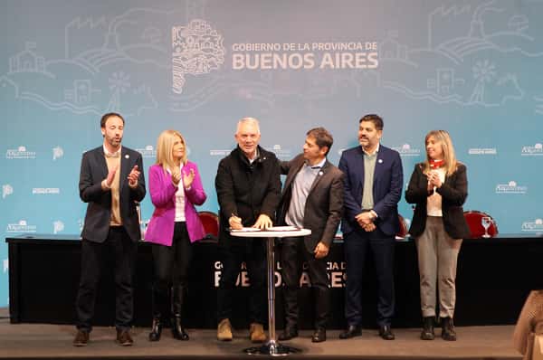 Kicillof y Alak anuncian obras para La Plata, medidas de seguridad y entregan escrituras