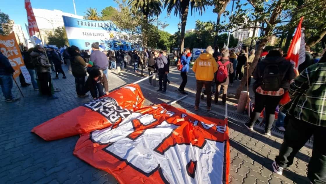 Paro Nacional: En Bahía Blanca los gremios movilizaron y cuestionaron al gobierno de Javier Milei