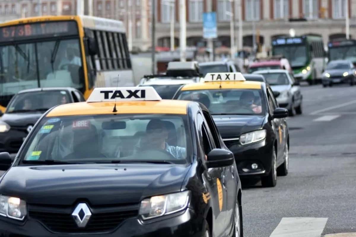 Mar del Plata: taxistas y remiseros solicitan aumento de tarifa y la bajada de bandera superará los $1000