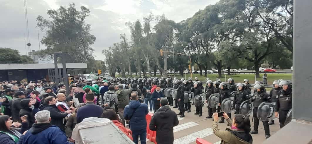 Tensión en San Martín por una protesta de trabajadores del INTI: Fueron desalojados de la General Paz por la Policía