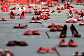 Luján: Instalación colectiva de Zapatos Rojos en el marco del "Ni Una Menos"