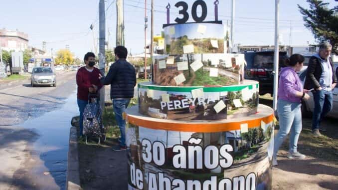 Con una torta gigante, a Julio Pereyra le festejaron sus primeros "30 años de no hacer nada en Florencio Varela"