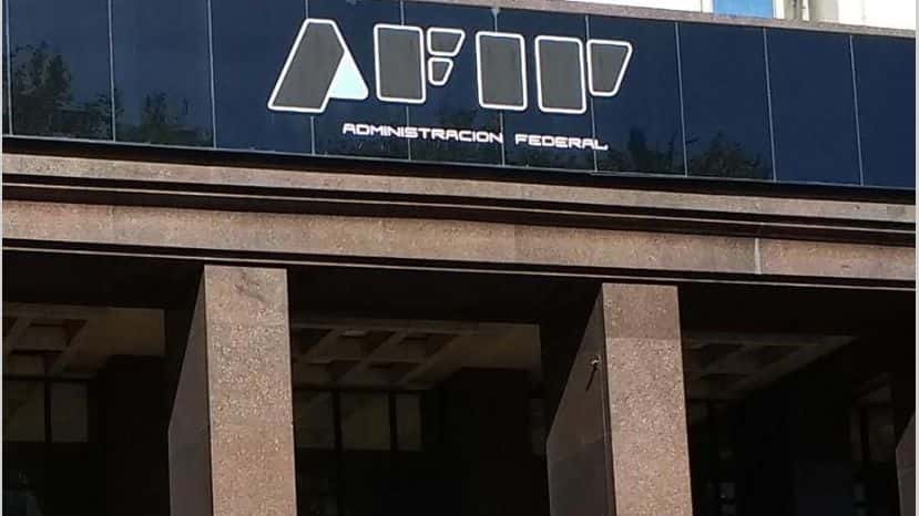 En búsqueda de dólares: AFIP intima a contribuyentes que no declararon sus cuentas en el exterior