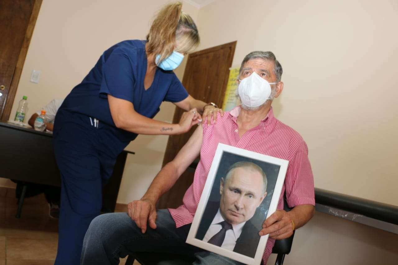 Roque Pérez: Gasparini volvió a la intendencia y se vacunó contra el coronavirus con foto de Vladimir Putin