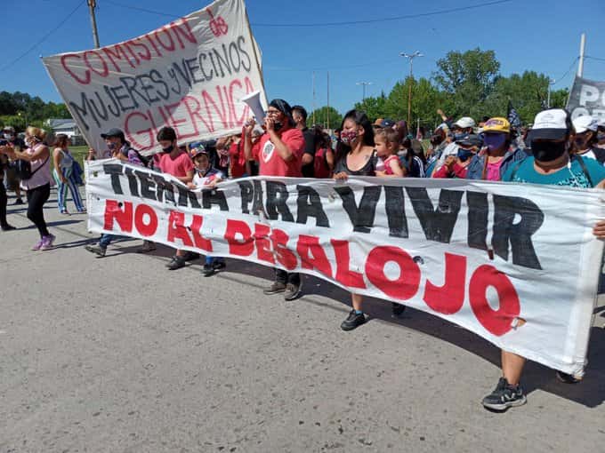 Vecinos y militantes que fueron desalojados de Guernica protestan frente a la Municipalidad de Presidente Perón
