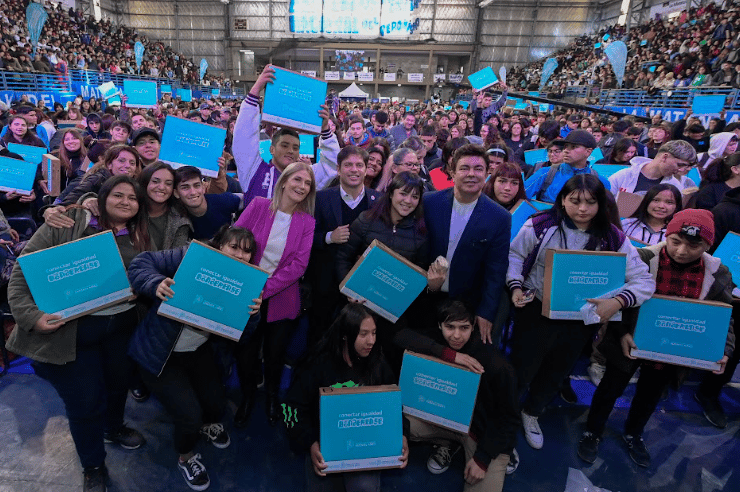 Kicillof entregó 2.966 computadoras de Conectar Igualdad bonaerense a estudiantes de La Matanza