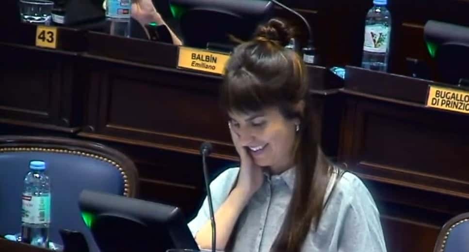 Una diputada de La Cámpora usó su tiempo en la Legislatura para contar como se "enamoró de Néstor y Cristina"