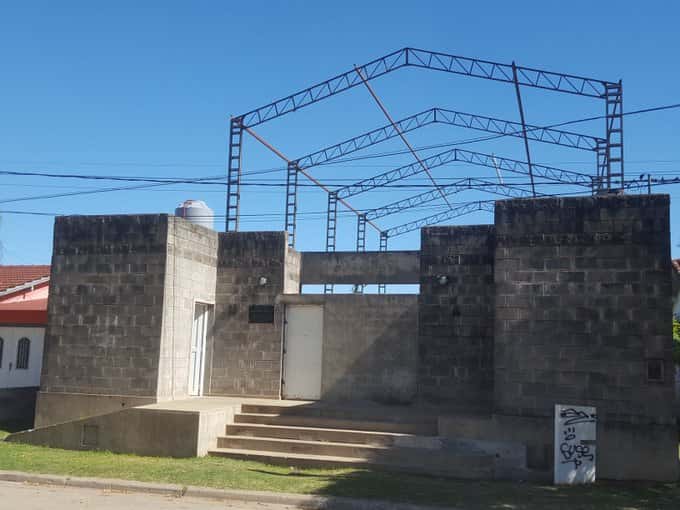 Salto: El teatro municipal que Néstor Kirchner comenzó a construir y que casi 20 años después sigue sin terminar 