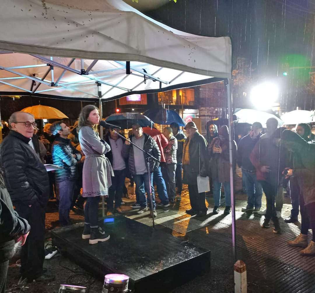 Cantando bajo la lluvia: En Mar del Plata, Moreau y Raverta inauguraron un local de radicales en el Frente de Todos 