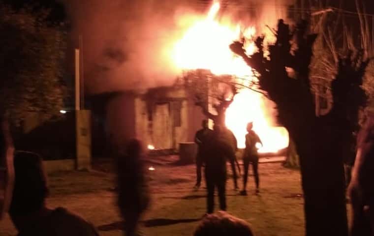 Furia en Henderson: Incendiaron casa de un presunto abusador y el intendente repudió el hecho