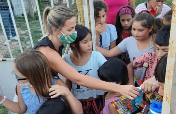 ¿Qué hacen los políticos en Navidad?: La diputada Mercedes Joury llevó regalos y alimentos a un merendero de La Plata