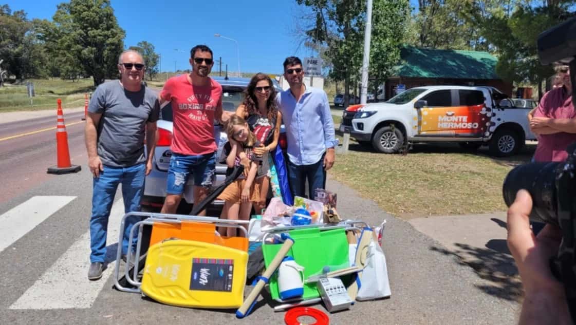 Monte Hermoso recibió al primer turista de la temporada: Le regaló equipos de playa, juegos infantiles, reposeras y un termo