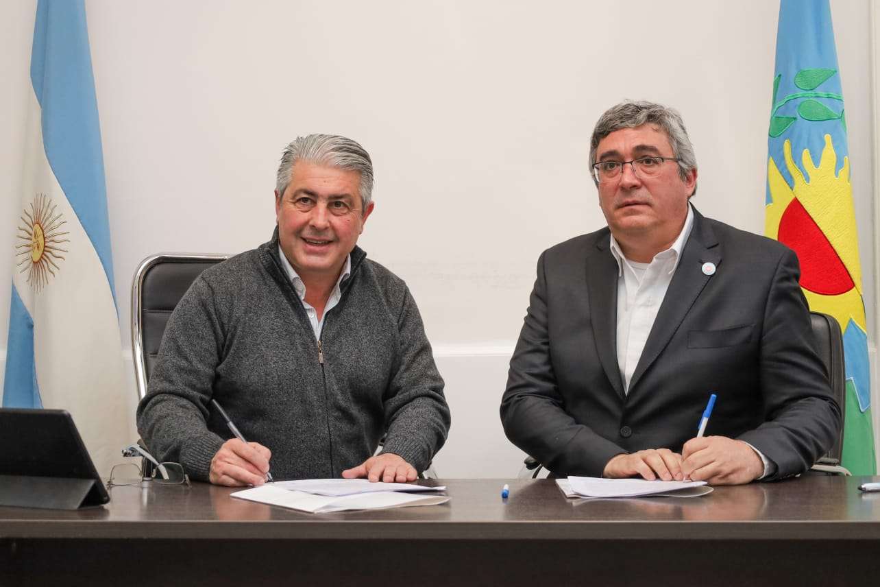 Pergamino: El Intendente Martínez firmó un convenio para mejorar los caminos rurales