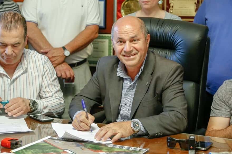 Ensenada: El intendente Secco firmó un aumento de 55% para los municipales