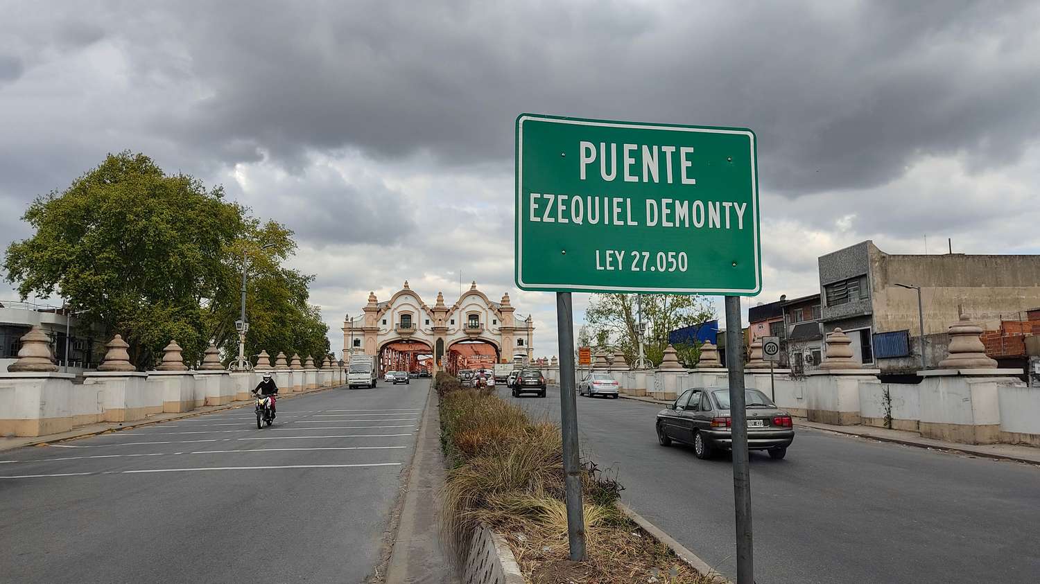 Colocan cartel oficial que denomina “Ezequiel Demonty” al puente entre Valentín Alsina y Pompeya