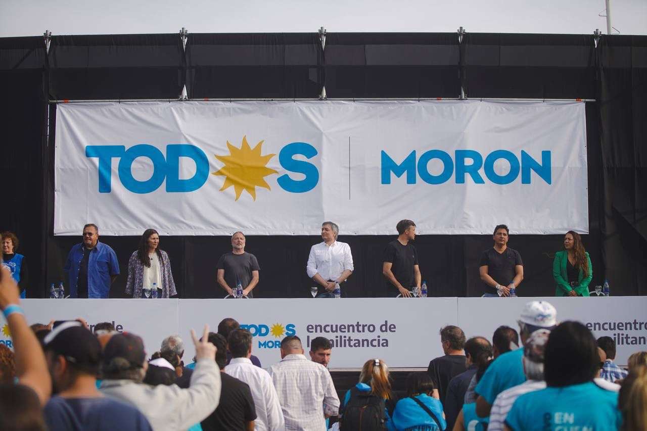 Al grito de "Cristina presidenta", Máximo Kirchner reapareció en Morón bajo estrictas medidas de seguridad