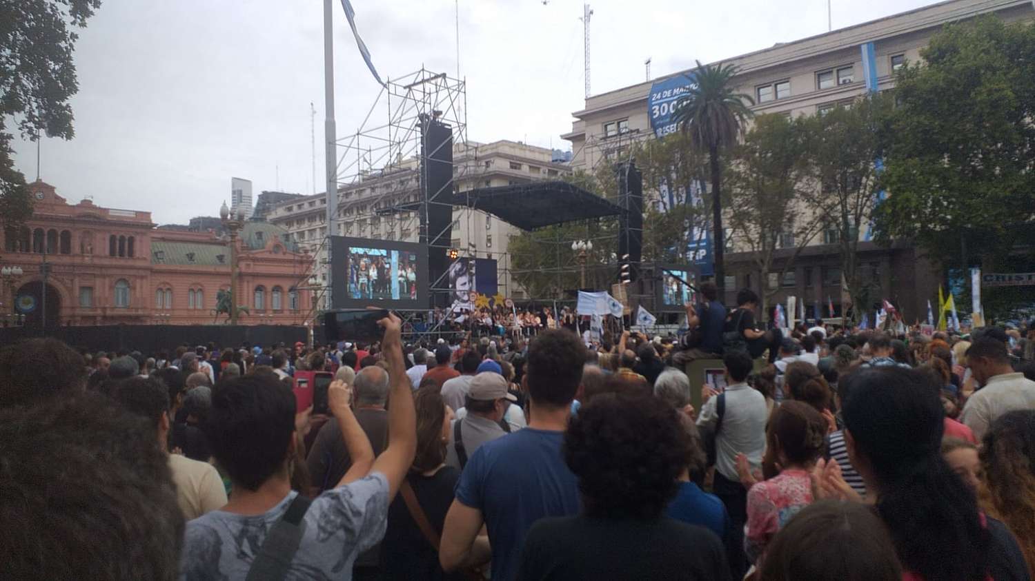 Máximo Kirchner en la marcha de La Campora a Plaza de Mayo: “La democracia vive con la gente adentro”