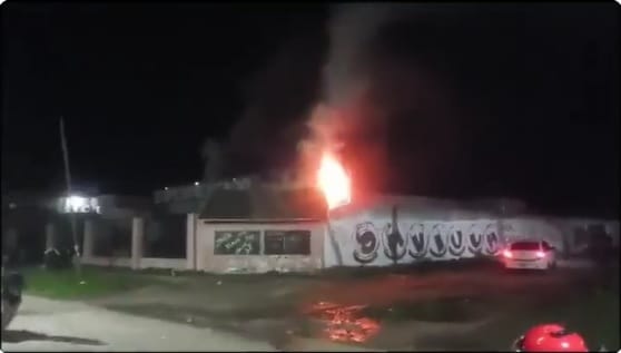 Así prendieron fuego el supermercado chino en Moreno. Foto: Internet