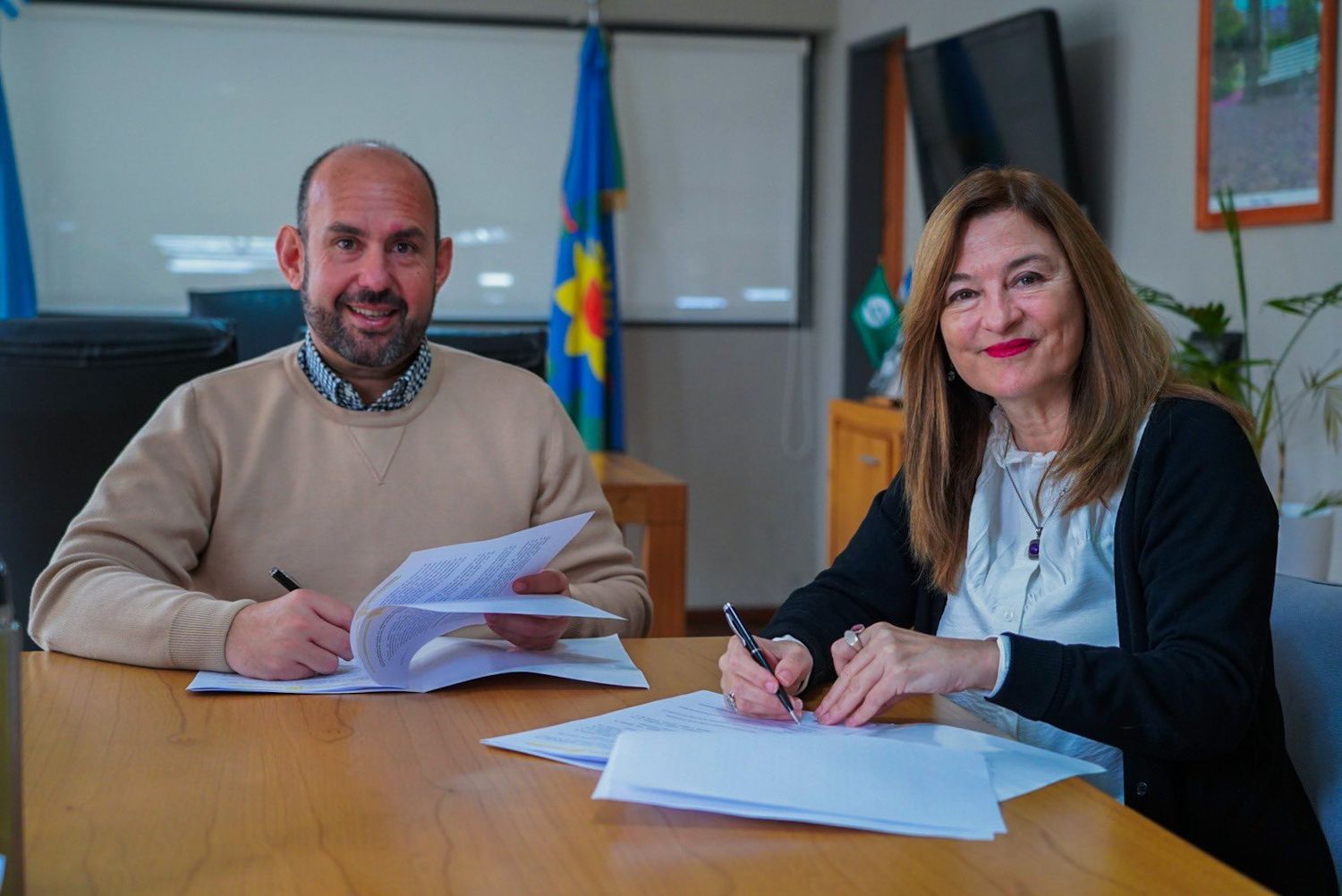 Estela Díaz y Esteban Sanzio firmaron convenio del programa “Municipio por la Igualdad”.