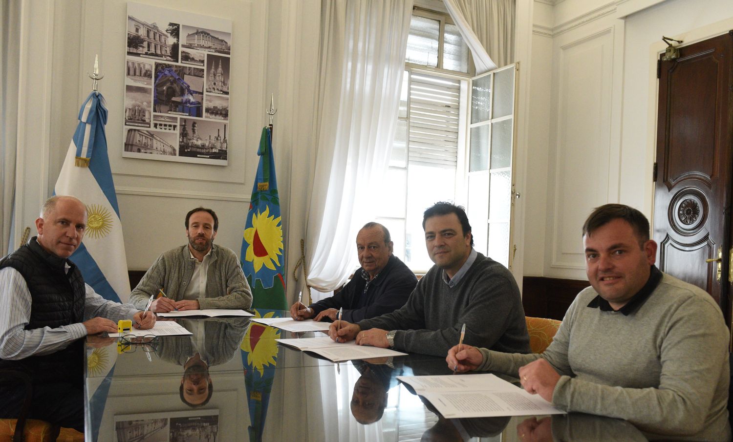 Pablo López encabezó las firmas de las actas que oficializan la asistencia a los primeros 23 municipios.