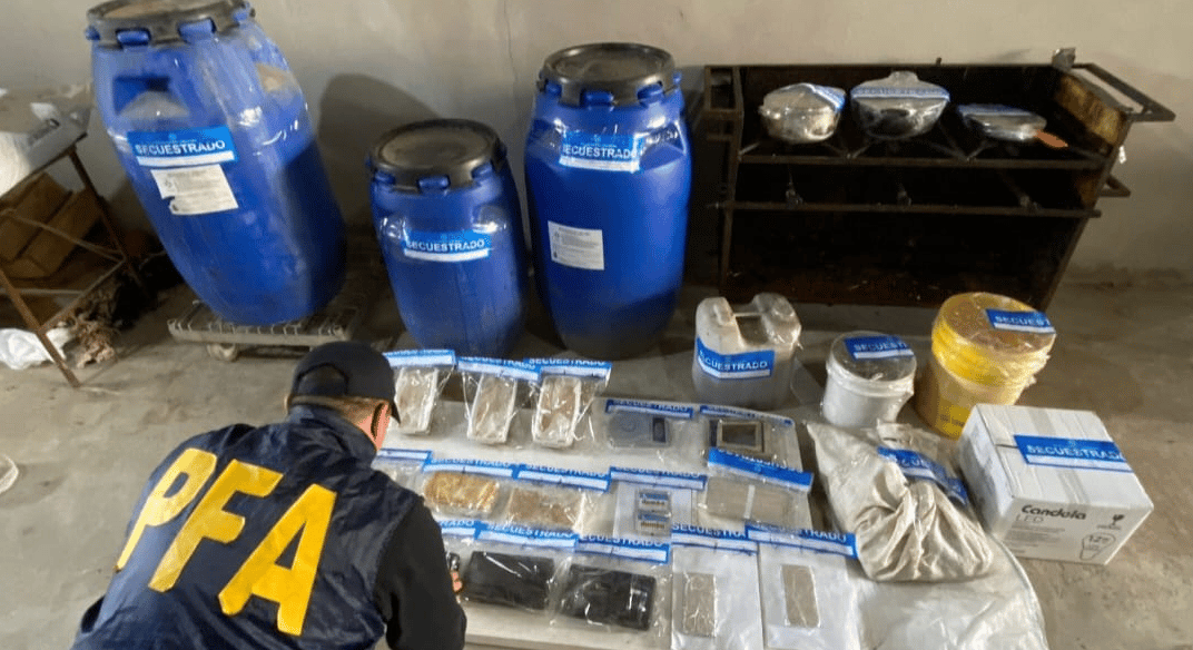Parte de los elementos secuestrados para la "cocina" de cocaína