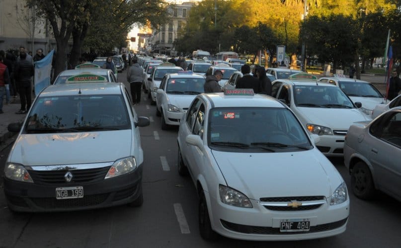 Una taxista de Bahía Blanca fue chocada y para que el otro auto no se escape se arrojó arriba del capó: “Le pedía por favor que pare”