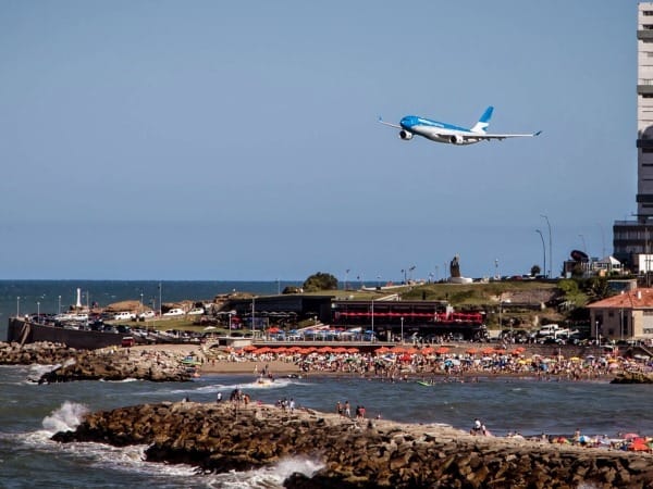 Aerolíneas Argentinas suma la ruta Mar del Plata-Montevideo (Uruguay).