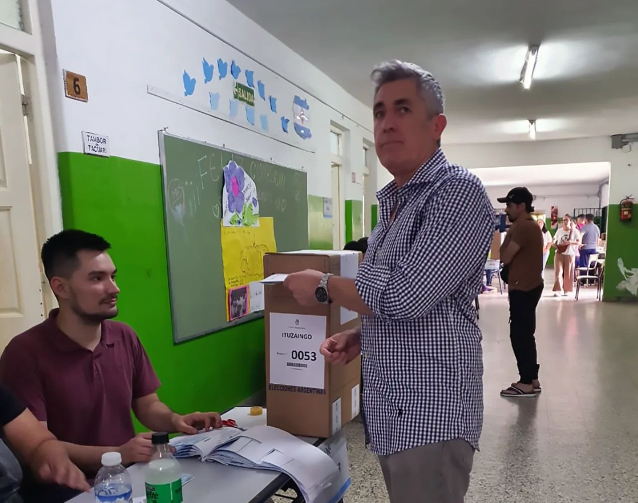 Hugo Equiza votó esta tarde en la Escuela Primaria Nº 8.