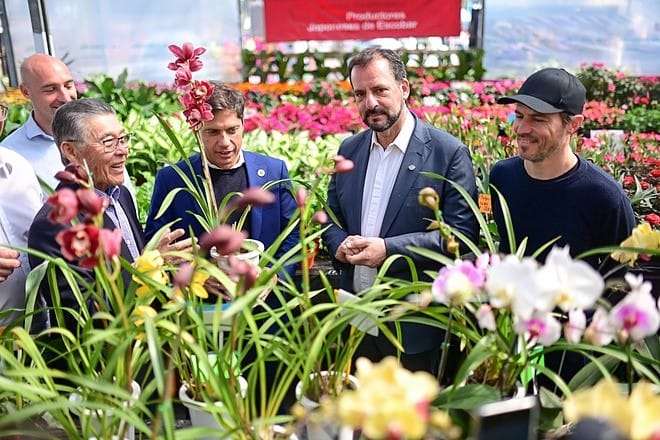 Kicillof recorriendo el Predio Floral junto al jefe comunal Ariel Sujarchuk