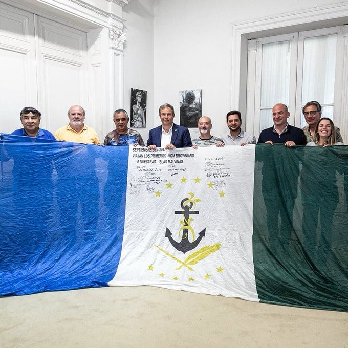 La bandera que los excombatientes llevaron en su viaje a las Islas Malvinas.