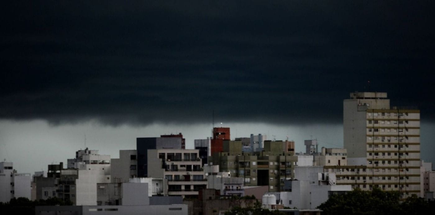 La ciudad de La Plata con cielo cubierto por la tormenta.