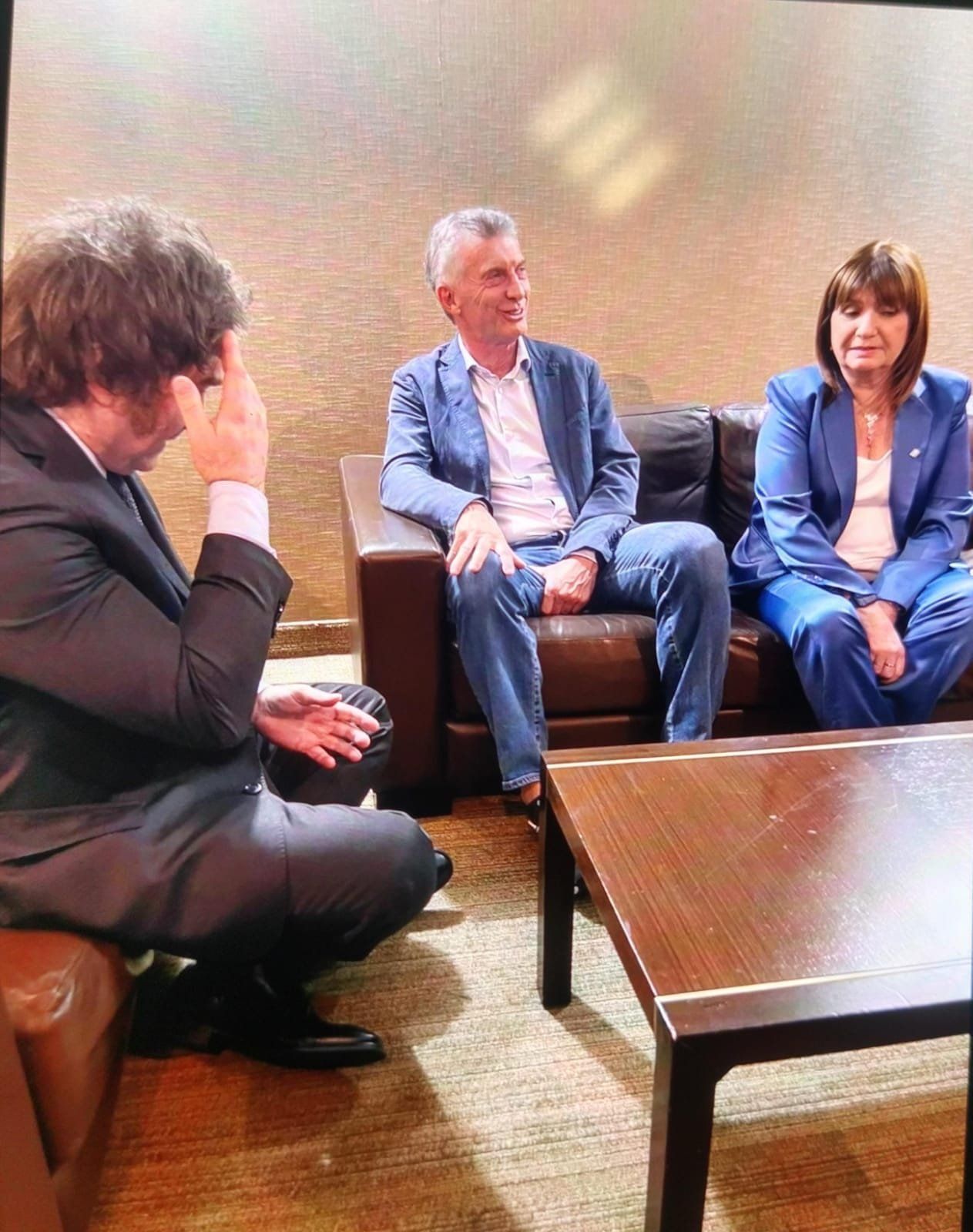 Milei se reunió con Macri y Bulrrich en el Hotel Libertador.