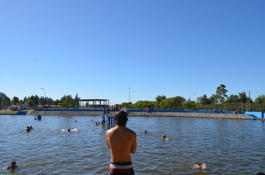 Balneario municipal de Coronel Pringles con lago artificial y piletas: Cuánto sale acampar en verano