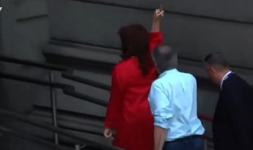 El gesto de Cristina Kirchner al ingresar al Congreso para la asunción de Javier Milei: "F*ck you"
