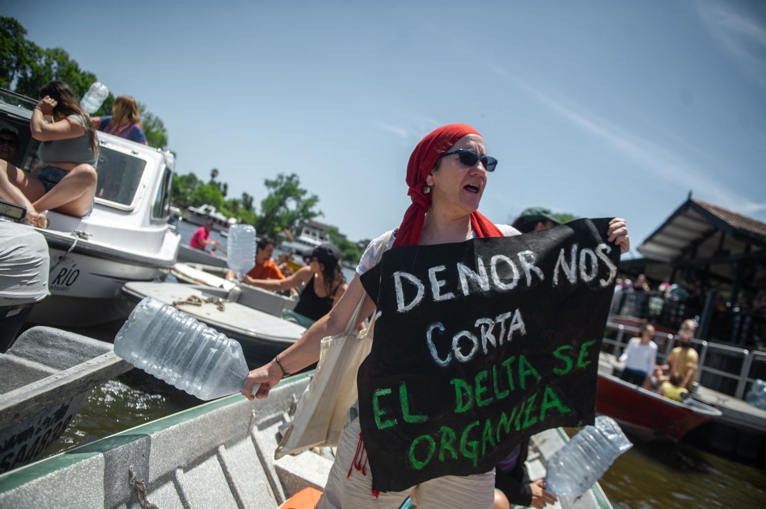 Ayer los isleños protestaron en el río Tigre.