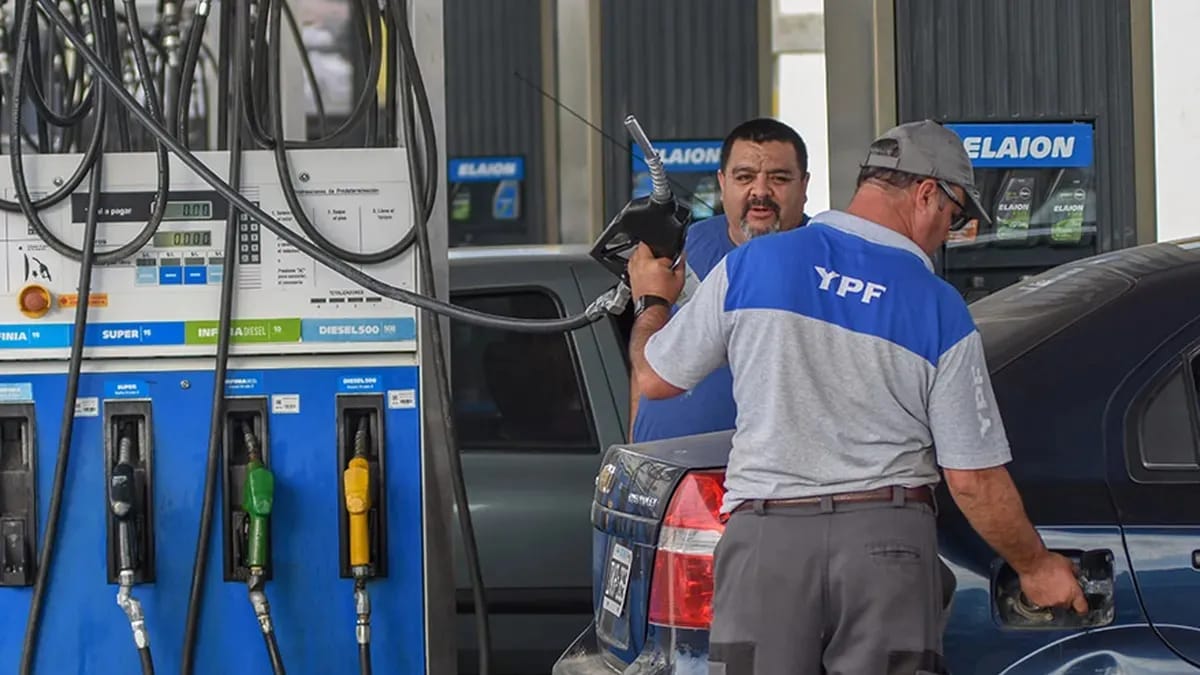 YPF y Axion aumentaron 37% el precio de sus combustibles.