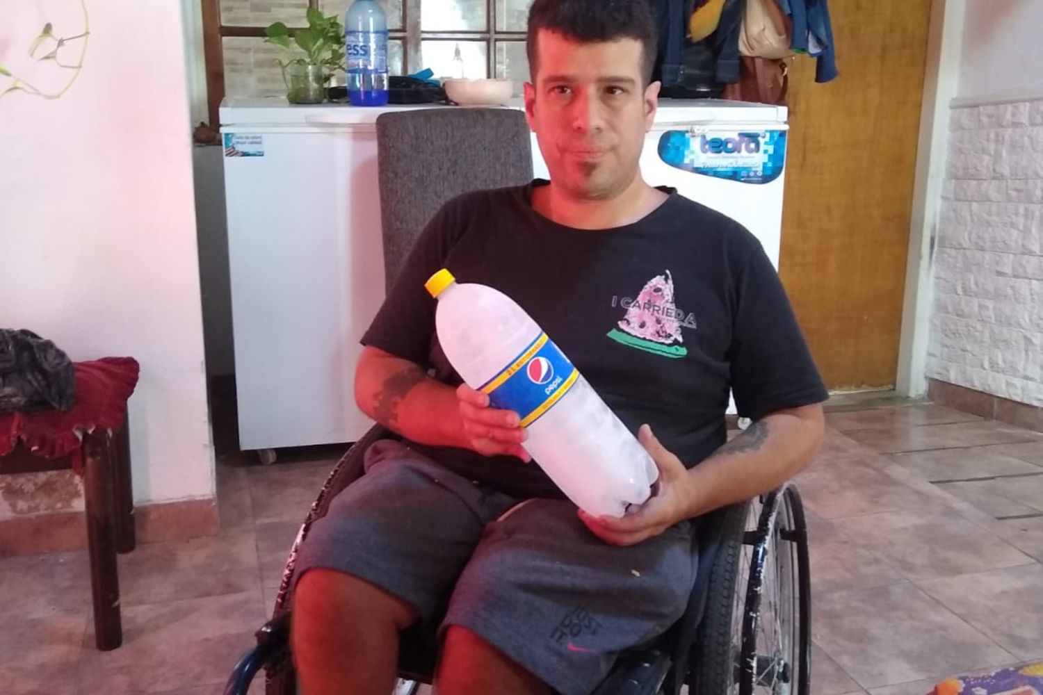 Está en silla de ruedas, el papá murió y su historia conmueve a San Fernando: vende hielo envasado para ayudar a la mamá