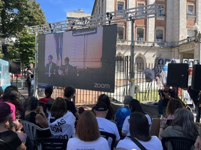 La sentencia fue transmitida en vivo en una pantalla afuera de los Tribunales Federales (FOTO: X de Hijos La Plata).