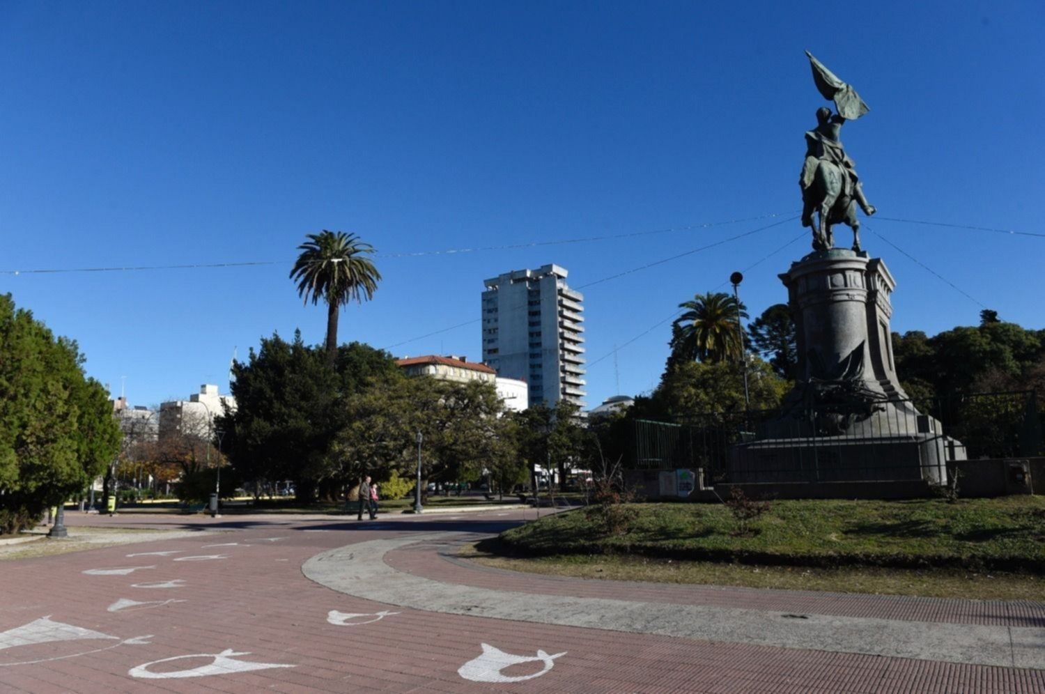 La plaza San Martín con los pañuelos pintados