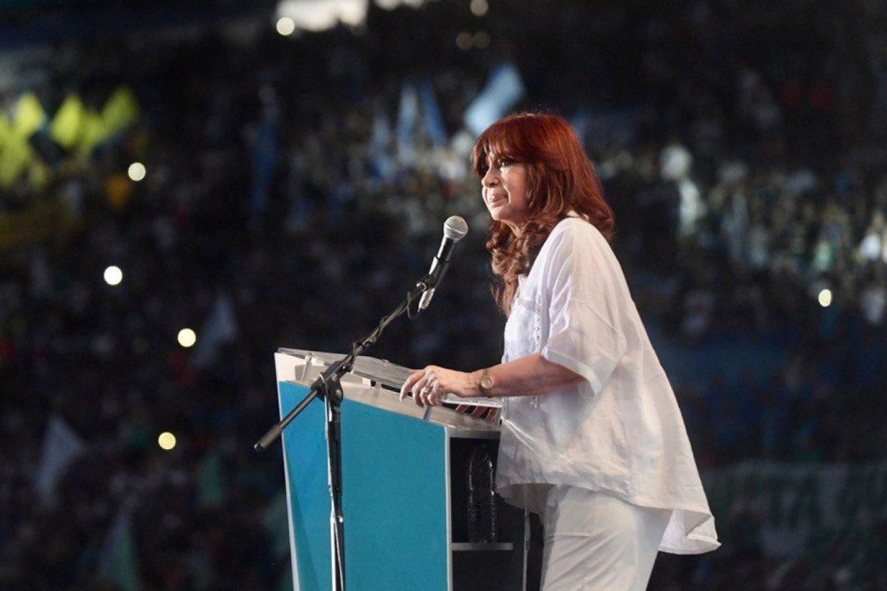 Cristina Kirchner encabeza acto partidario en Plaza de Mayo y sus seguidores esperan definiciones electorales