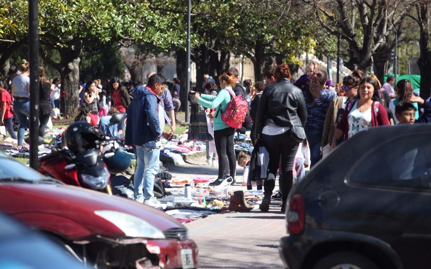 Crece la venta callejera en La Plata: Decenas de manteros se instalan en plaza San Martín