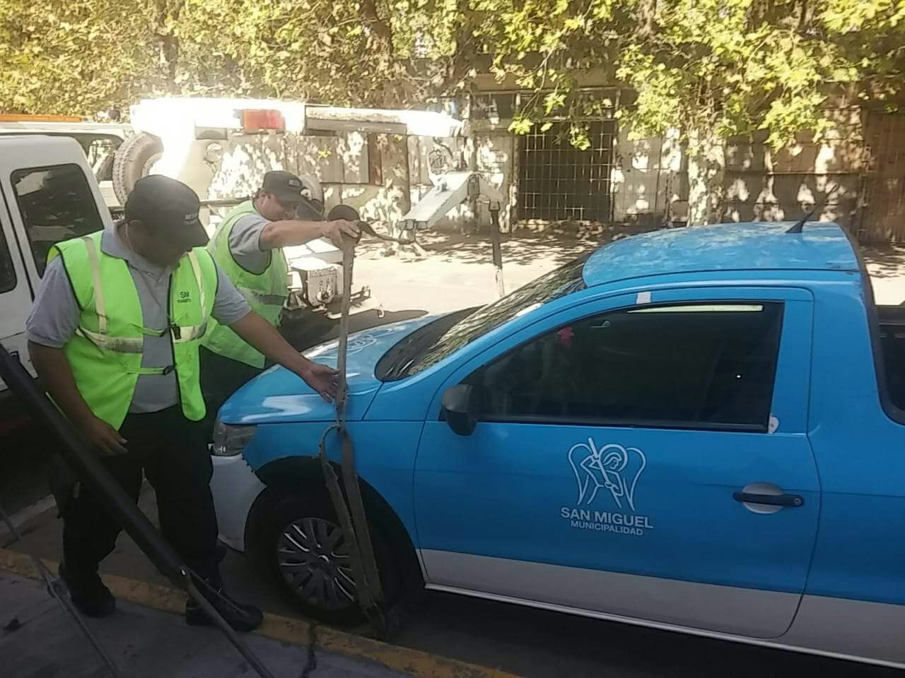 San Miguel: Inspectores de tránsito acarrearon un vehículo del Municipio por estar mal estacionado