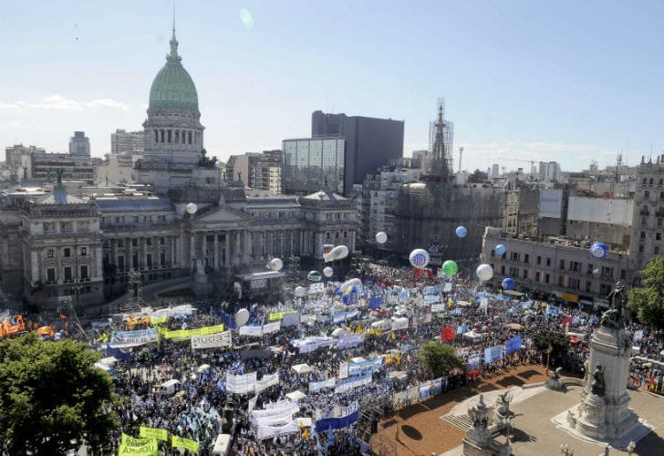 La CGT, las 2 CTA y movimientos sociales marchan a Plaza de Mayo contra el gobierno de Macri